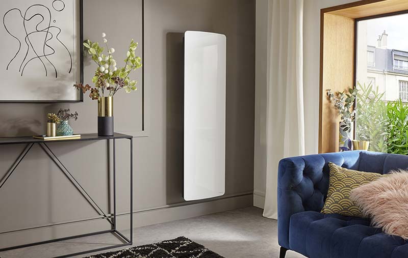 Radiateur électrique vertical dans une pièce à vivre proche de Nantes