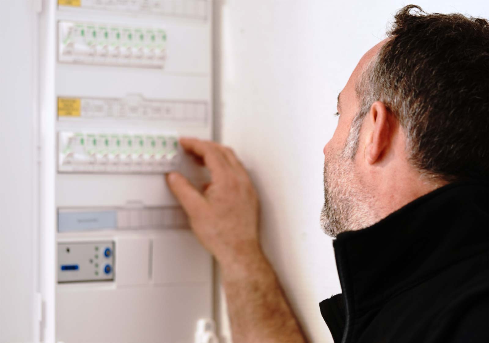 Electricien intervenant sur un tableau de fusibles à Nantes